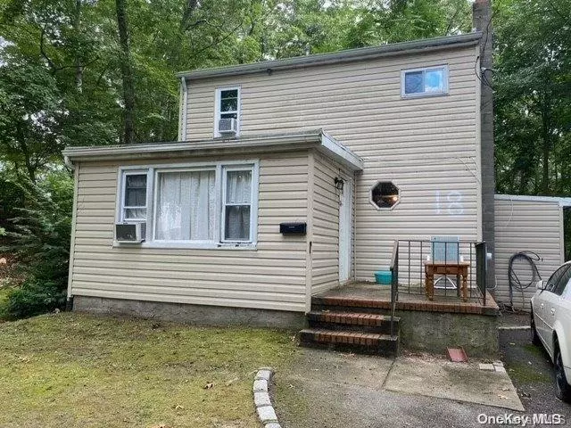 Medford, NY 11763,18 West LN