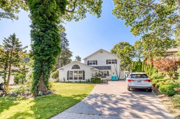 14 W Arpage DR, Shirley, NY 11967