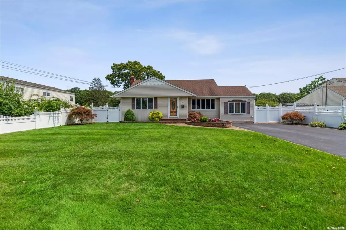 West Islip, NY 11795,707 Peter Paul DR