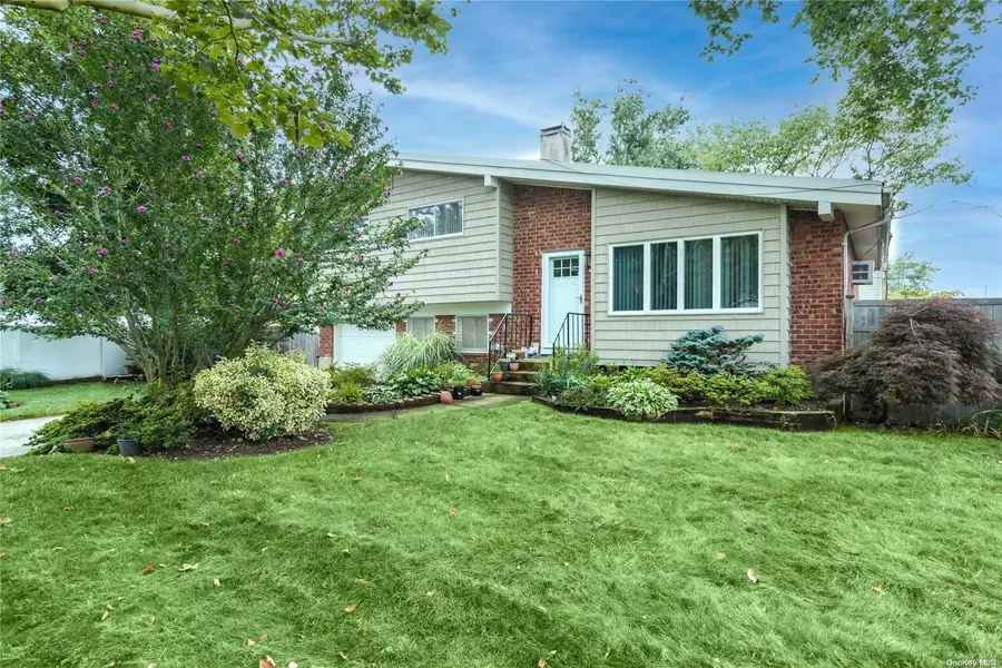 403 Oakland AVE, Deer Park, NY 11729