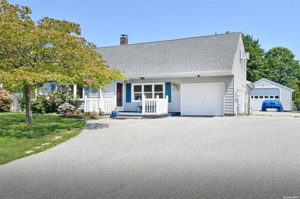 27 Torrey Pine LN, Medford, NY 11763