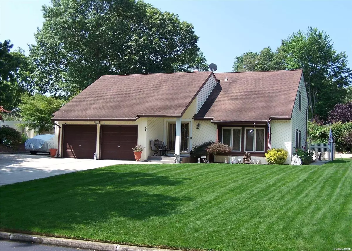 Coram, NY 11727,165 Sequoia DR