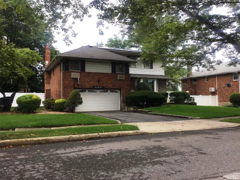 855 Pepperidge RD, Westbury, NY 11590