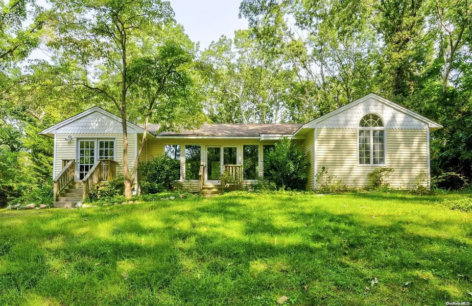 46 Dogwood LN, Northport, NY 11768