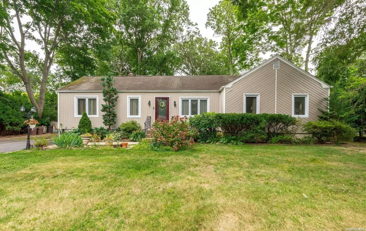 Smithtown, NY 11787,245 Larch LN