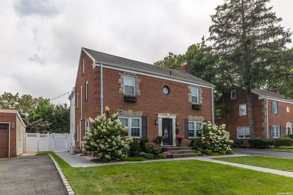 Rockville Centre, NY 11570,572 Lakeview AVE