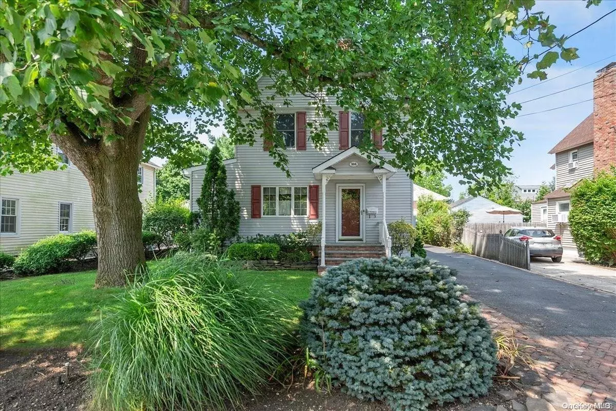 Woodmere, NY 11598,984 Singleton AVE