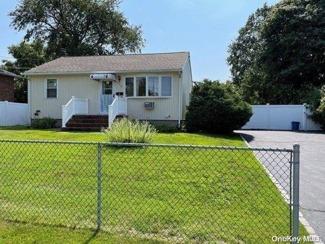 938 N Putnam AVE, Lindenhurst, NY 11757