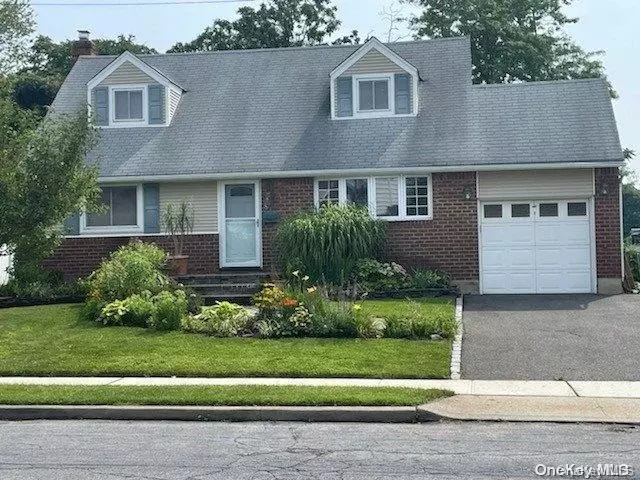 Plainview, NY 11803,8 Arthur CT