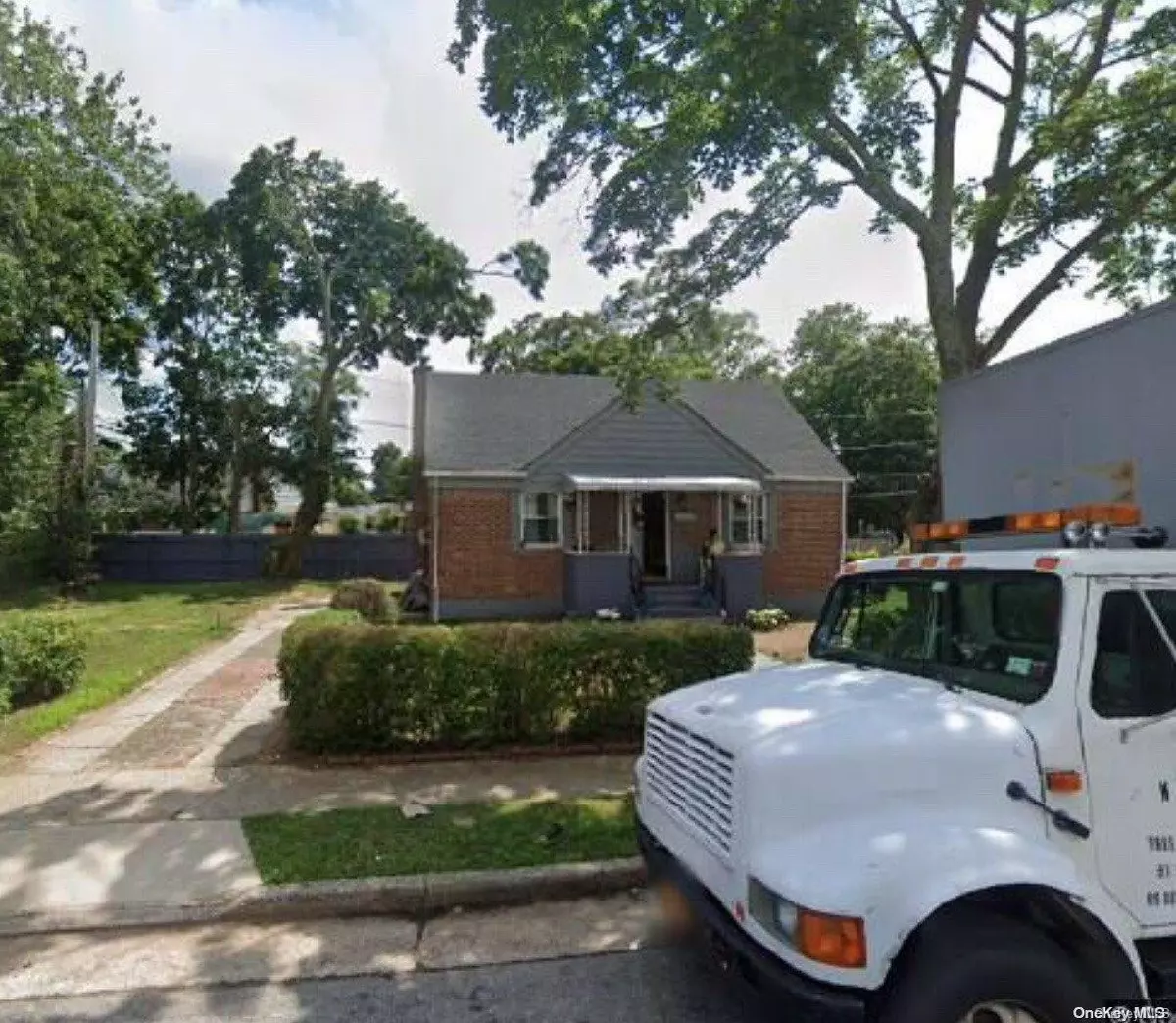 Hempstead, NY 11550,4 Circle DR