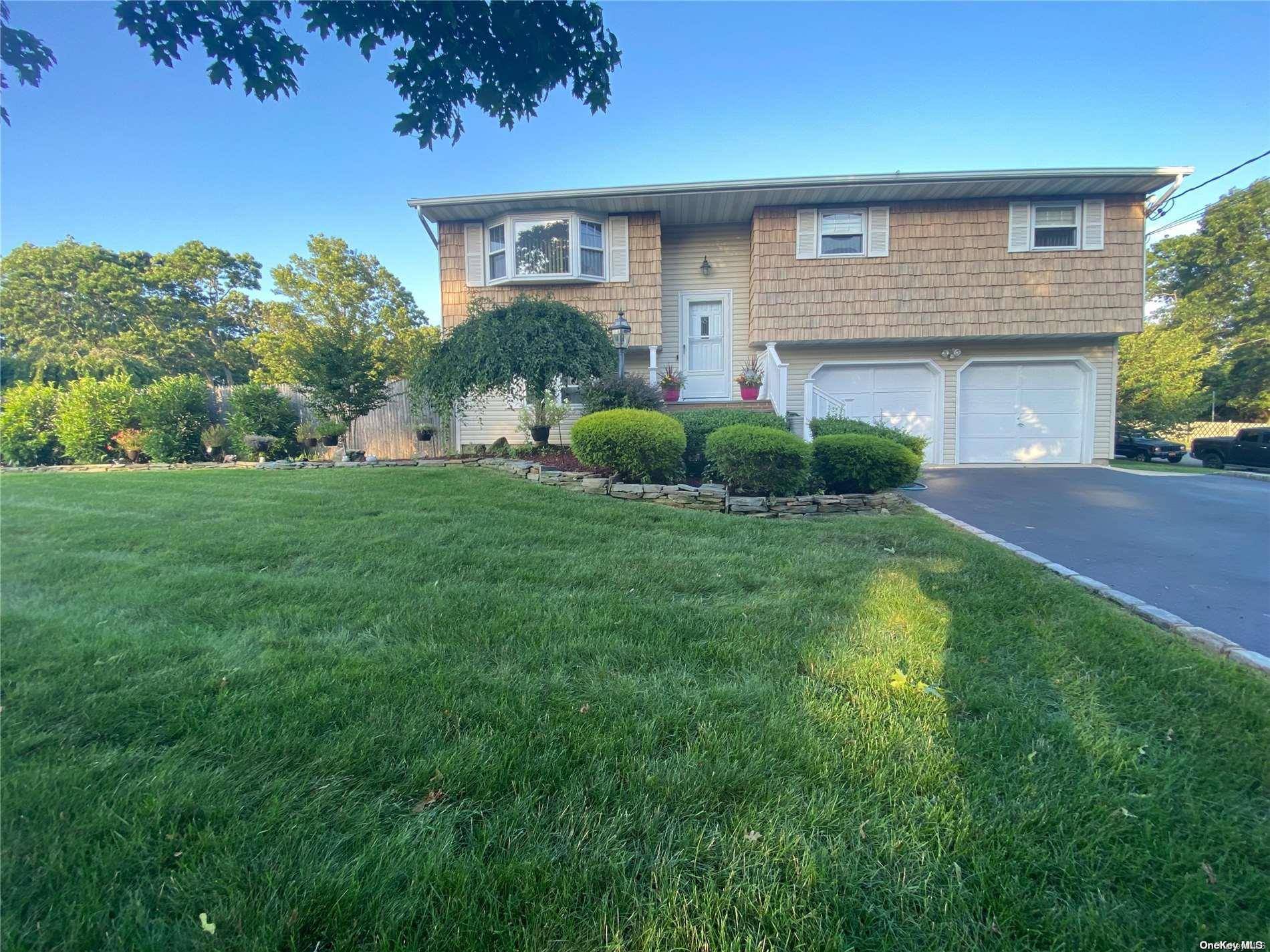 29 Urban DR, Selden, NY 11784