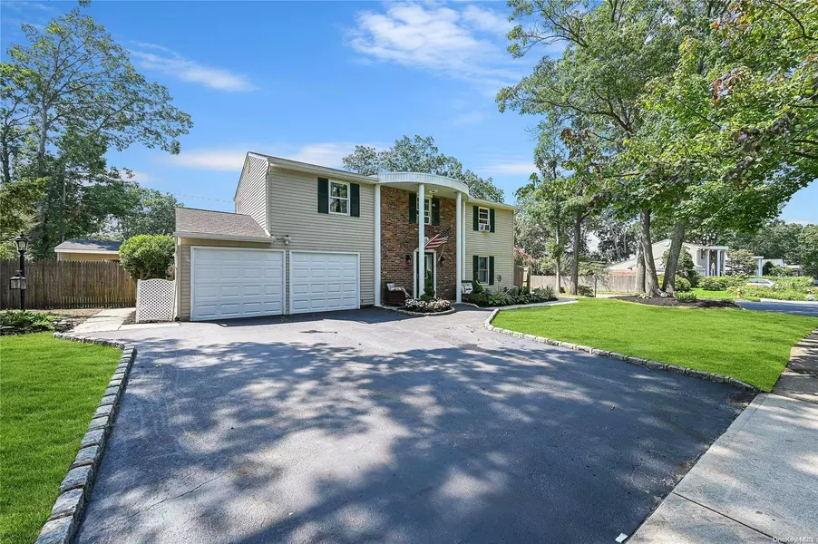 46 Hurtin ST, Port Jefferson Station, NY 11776