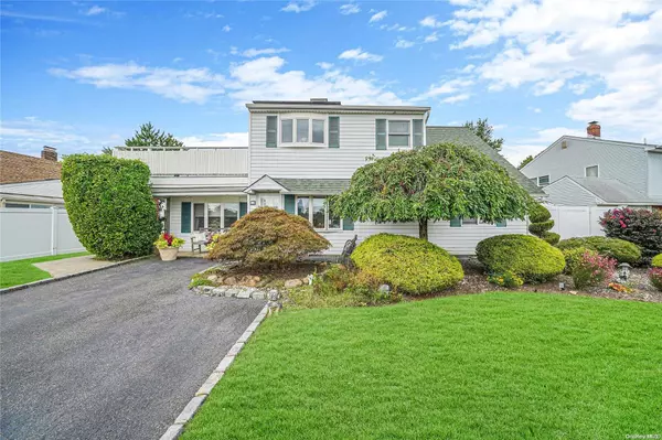 12 Harmony LN, Westbury, NY 11590