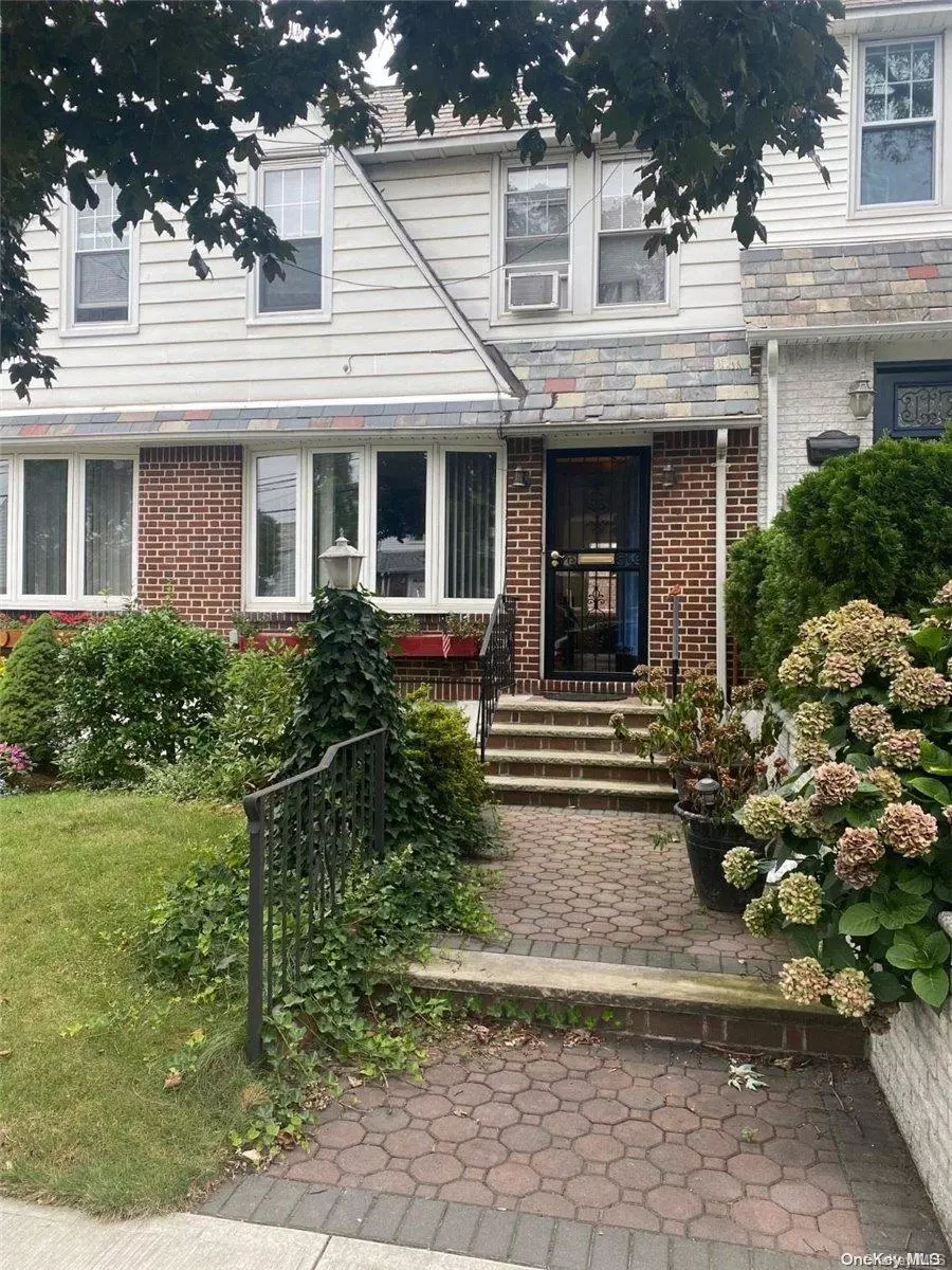 Middle Village, NY 11379,65-47 77th PL