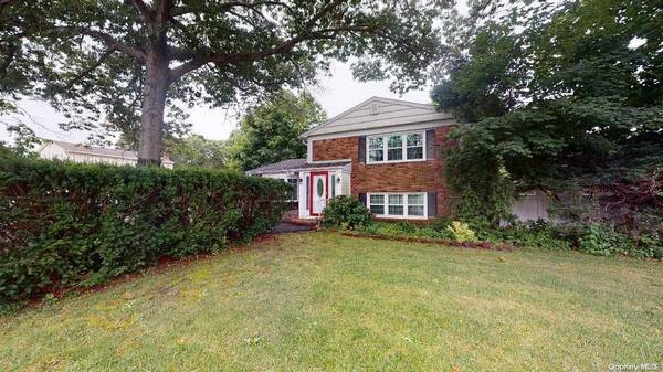 2 Windham LN, Ronkonkoma, NY 11779