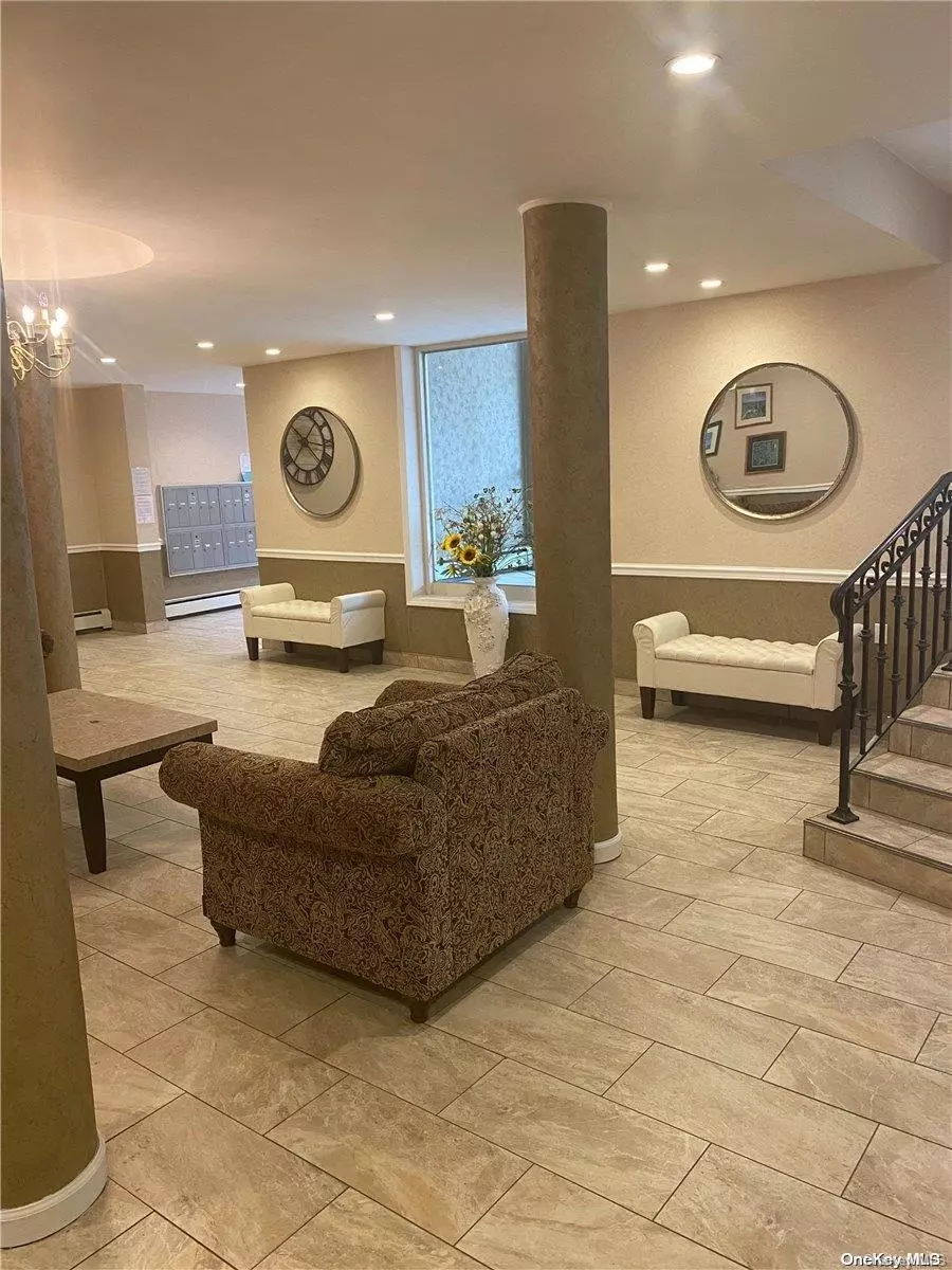 Mineola, NY 11501,101 Clinton AVE #4F