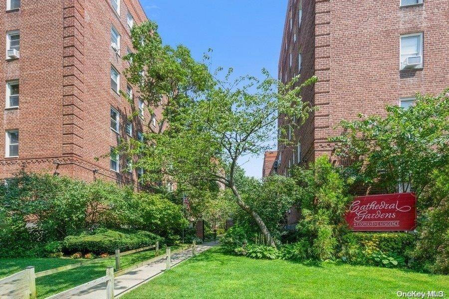 36 Cathedral AVE #1F, Hempstead, NY 11550