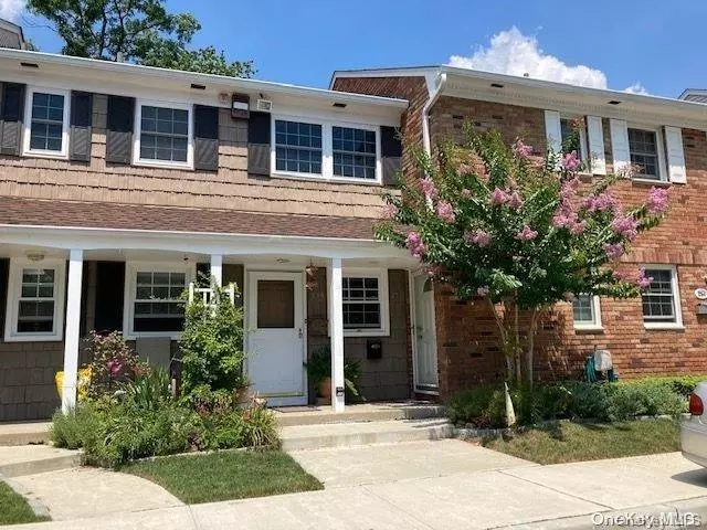 Hauppauge, NY 11788,255 Village DR #255