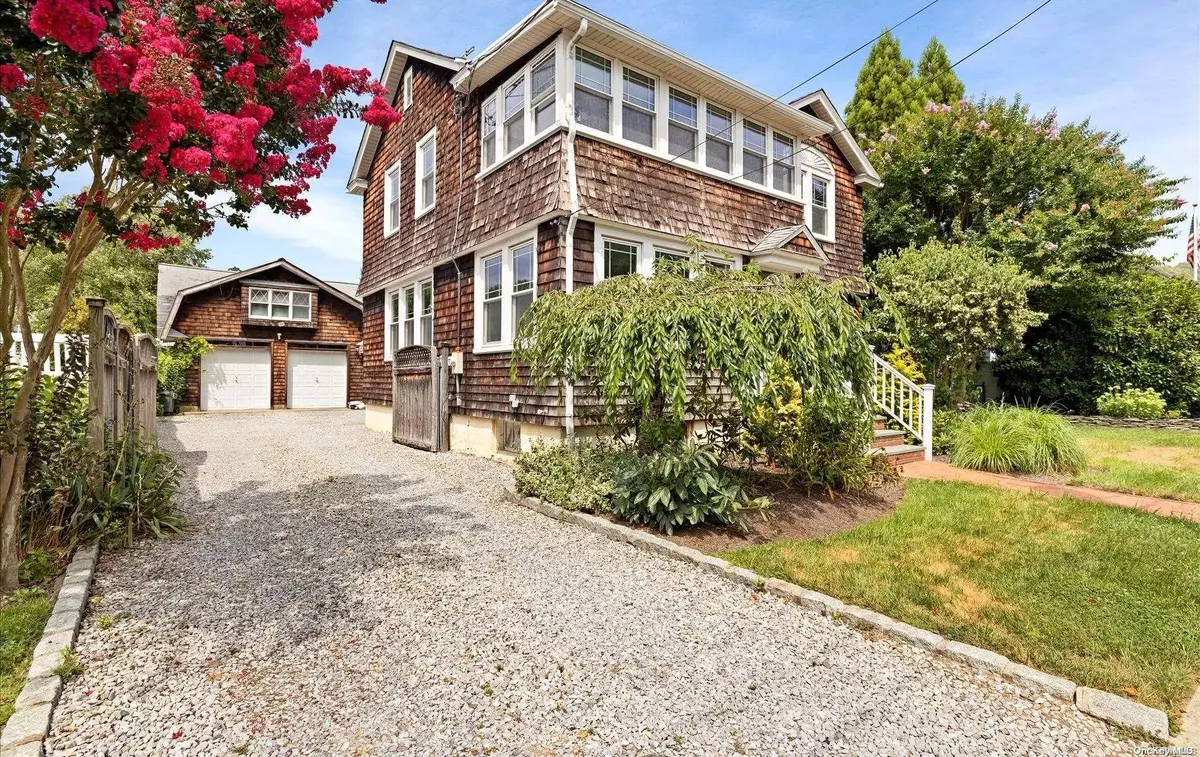 Babylon, NY 11702,61 Strong Ave