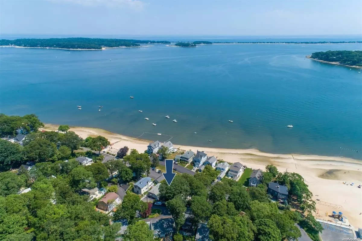 Huntington, NY 11743,40 Knollwood RD