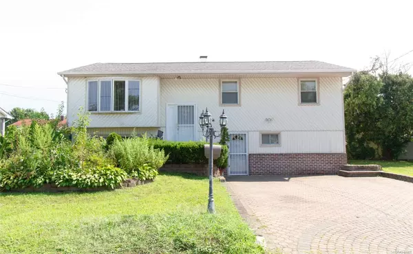 6 Grouse DR, Brentwood, NY 11717