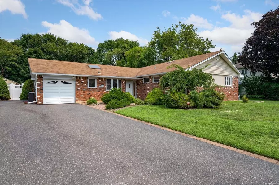 20 Cross Bow LN, Commack, NY 11725