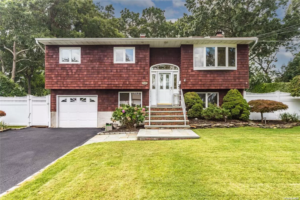 West Islip, NY 11795,103 Doncaster AVE