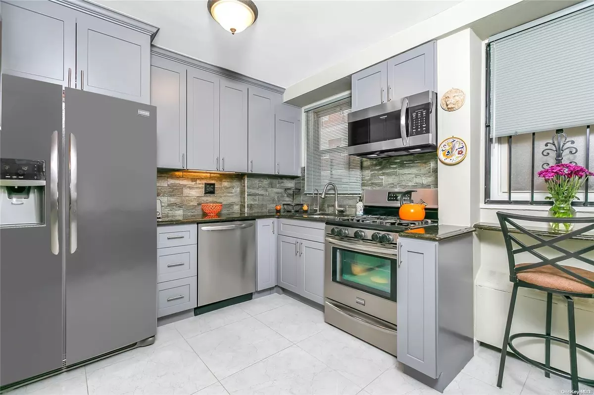 Rego Park, NY 11374,98-05 63 RD #4E