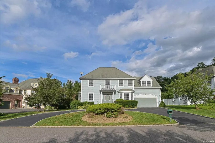 14 Mackay WAY, Roslyn, NY 11576