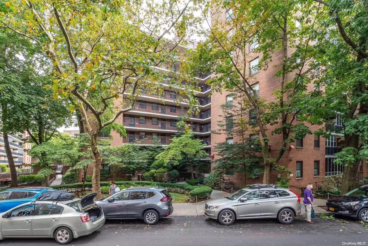 Jackson Heights, NY 11372,35-31 85 ST #2H