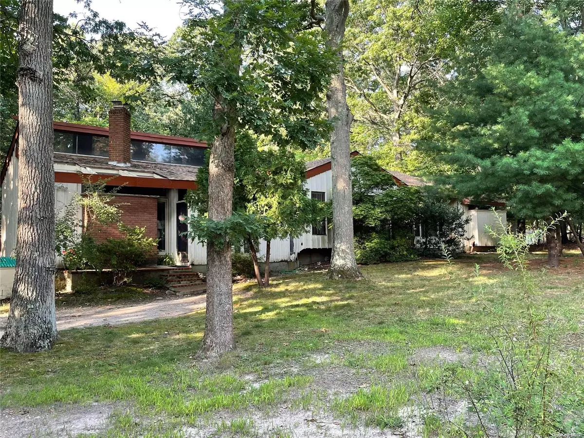 Middle Island, NY 11953,75 Barbara LN