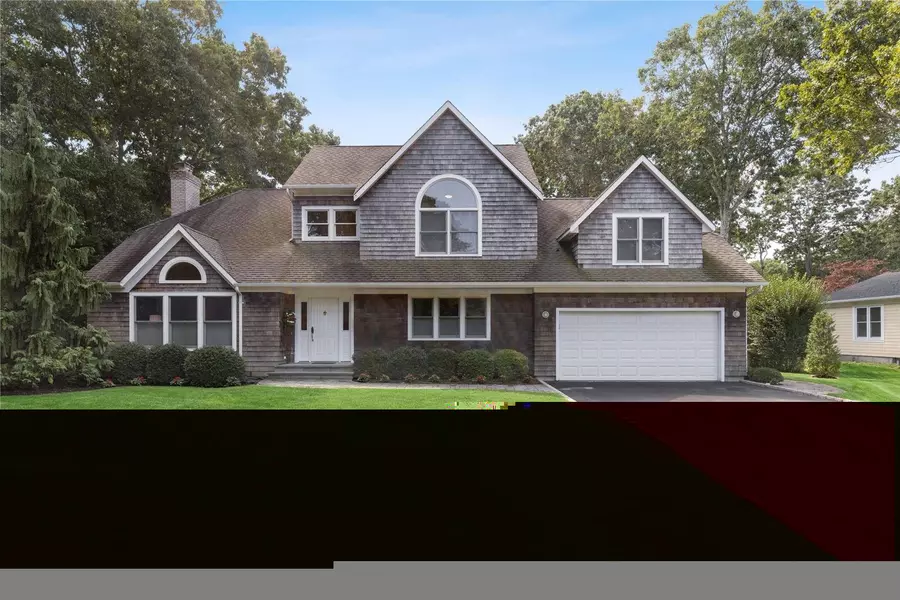 9 Eisenhower DR, East Quogue, NY 11942