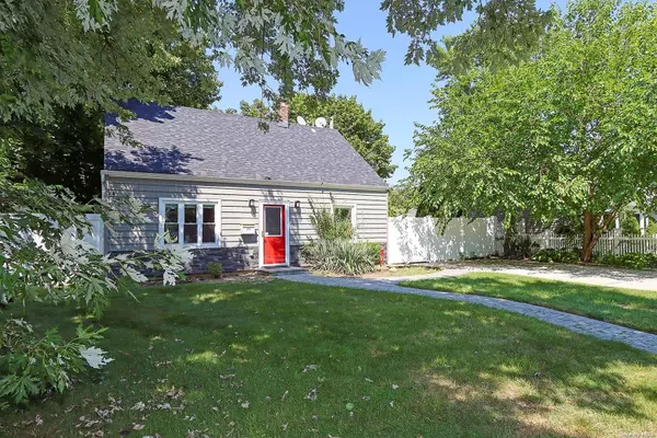 77 Knoll LN, Levittown, NY 11756