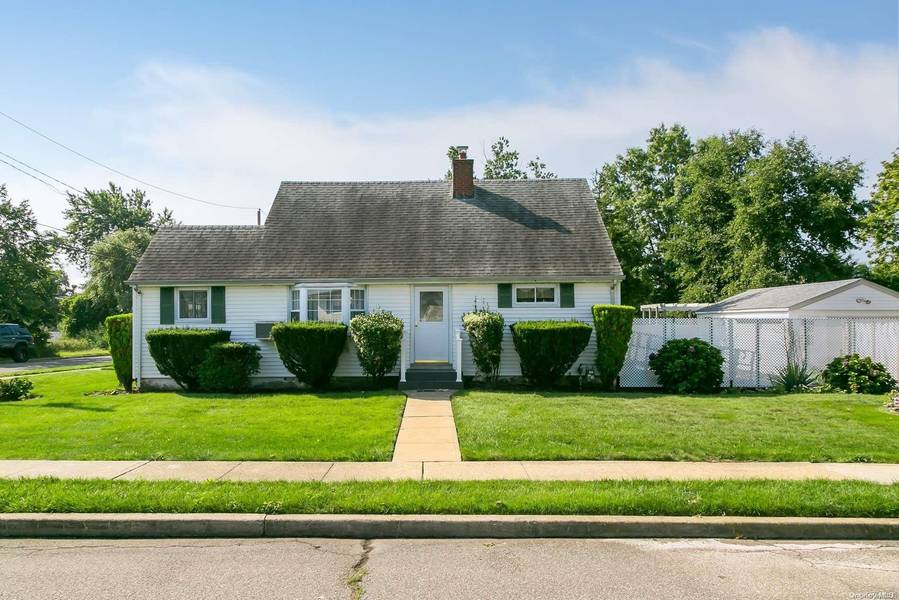 3700 Alcona ST, Seaford, NY 11783