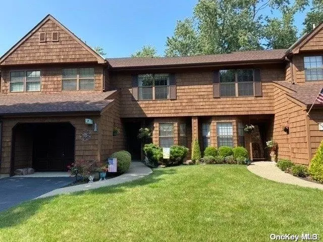 15 Sutton PL #15, Islip, NY 11751