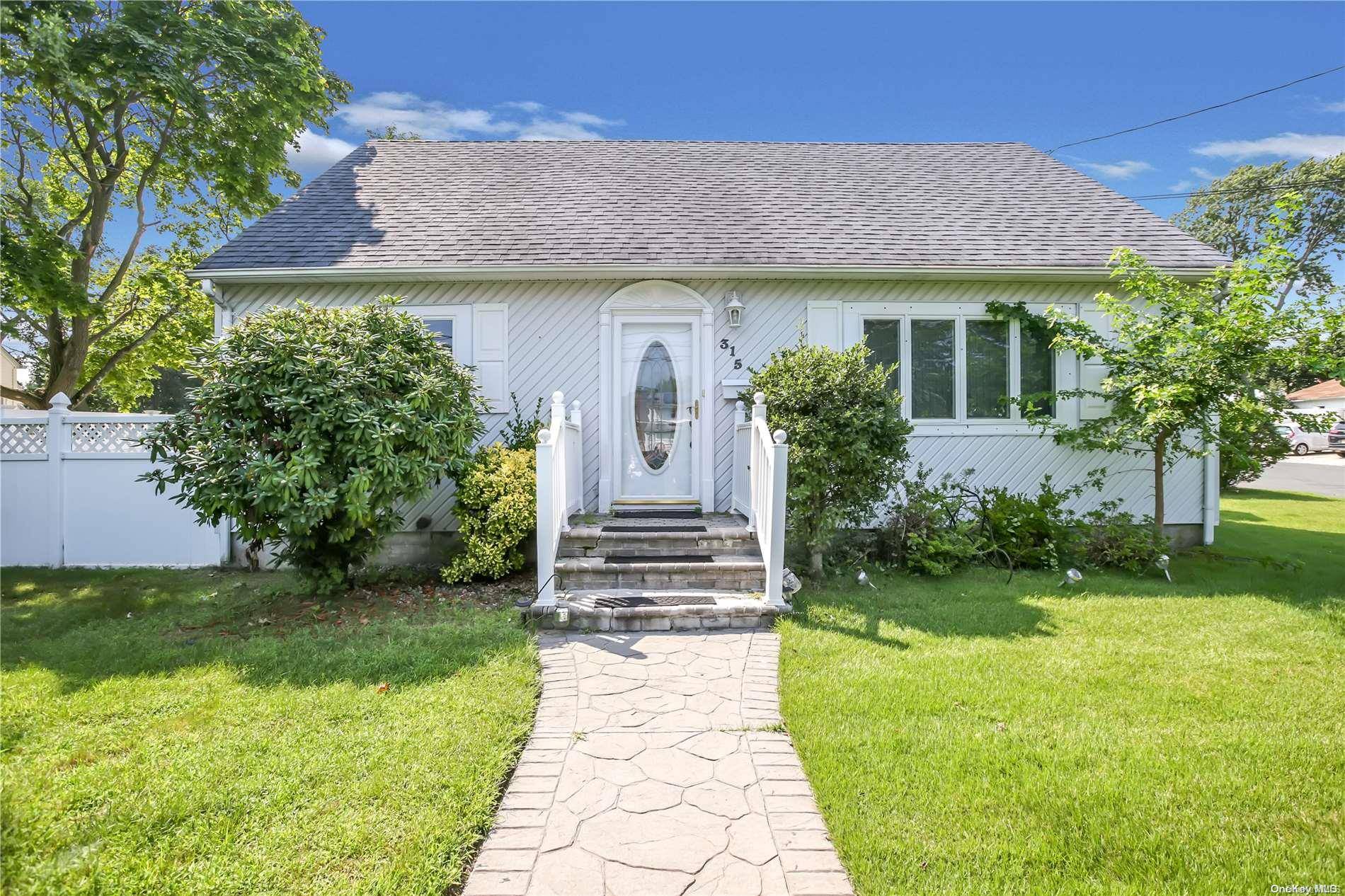 315 Cabota AVE, Copiague, NY 11726