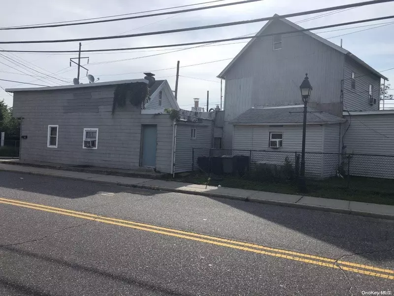 50-52 Brook ST, Bay Shore, NY 11706