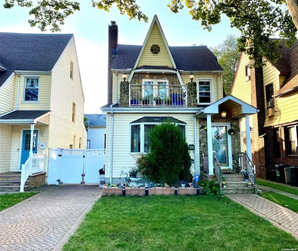 8636 241 St, Bellerose, NY 11426