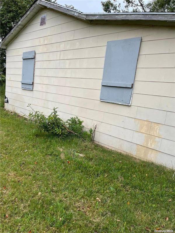 72 Diana DR, Mastic Beach, NY 11951