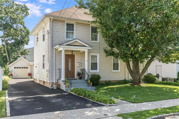 Roslyn Heights, NY 11577,8 Elm ST
