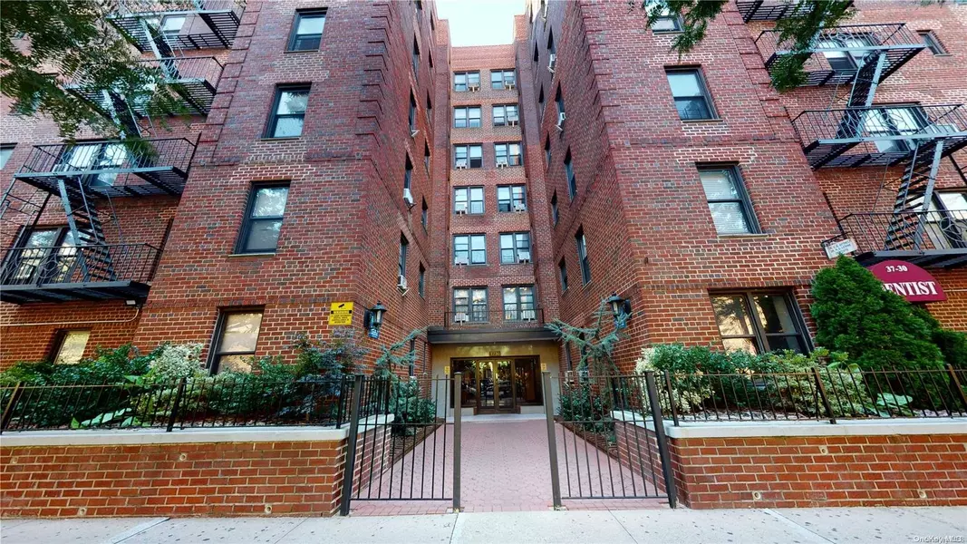 37-30 83 ST #2A, Jackson Heights, NY 11372