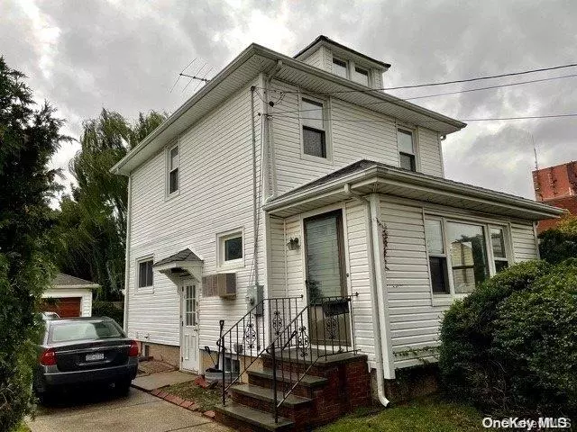 Elmont, NY 11003,1327 Scimitar AVE