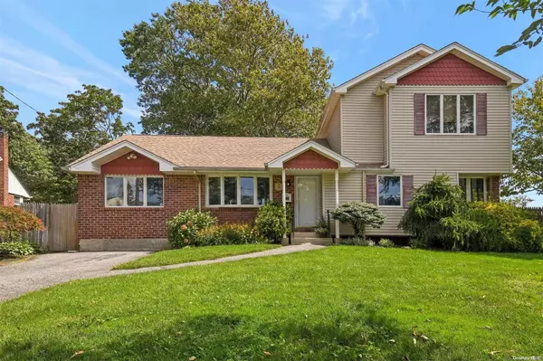 4 Elba PL, East Northport, NY 11731