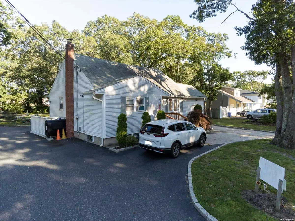 Shirley, NY 11967,243 Floyd RD