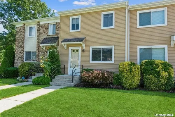 80 Town House DR #80, Massapequa Park, NY 11762