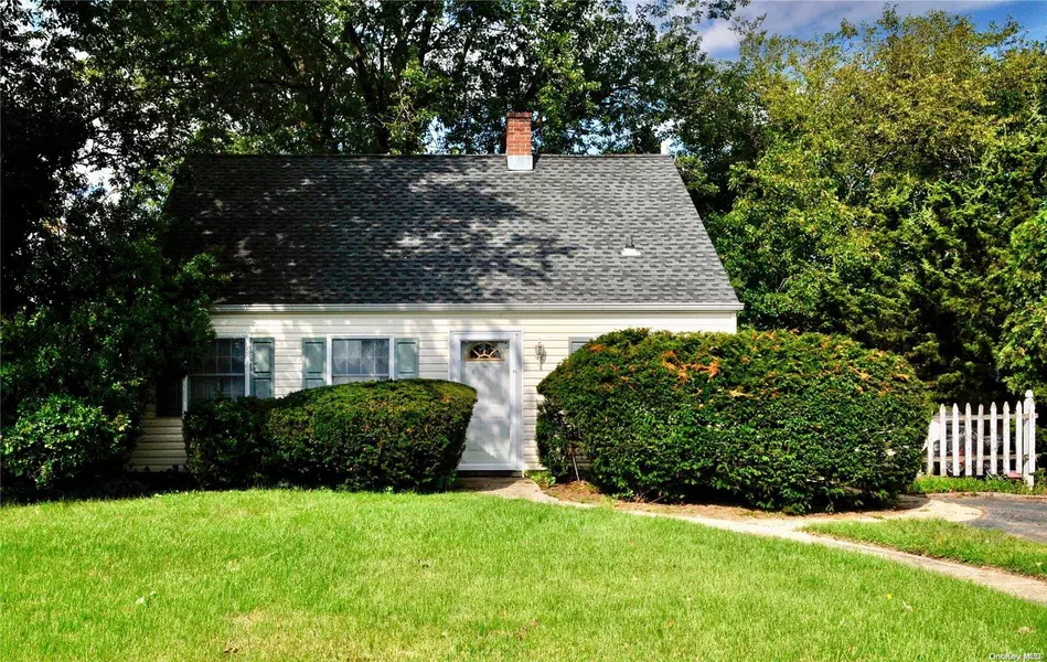 80 Spring LN, Levittown, NY 11756