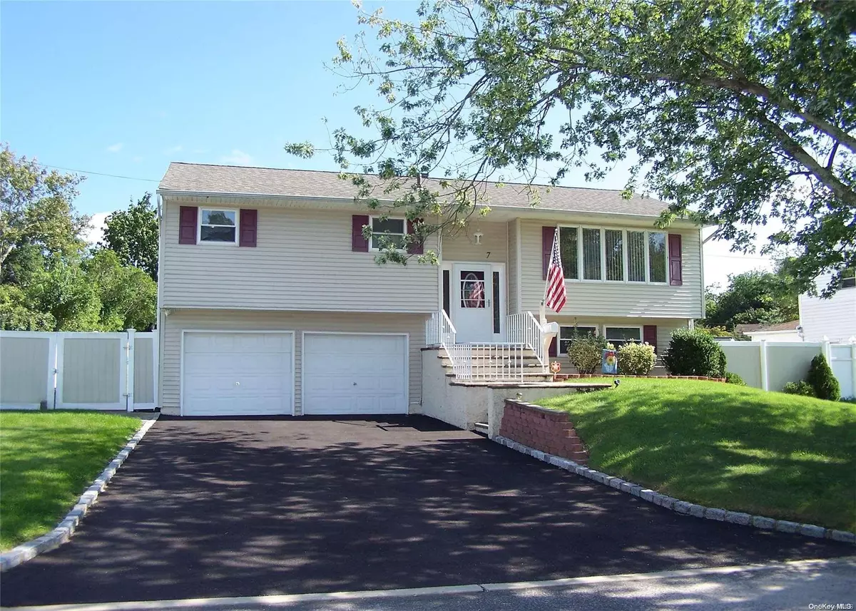 East Patchogue, NY 11772,7 Roslyn CT