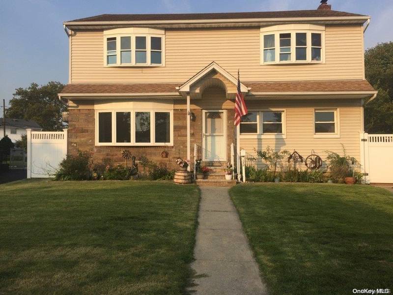 206 Bette RD, East Meadow, NY 11554