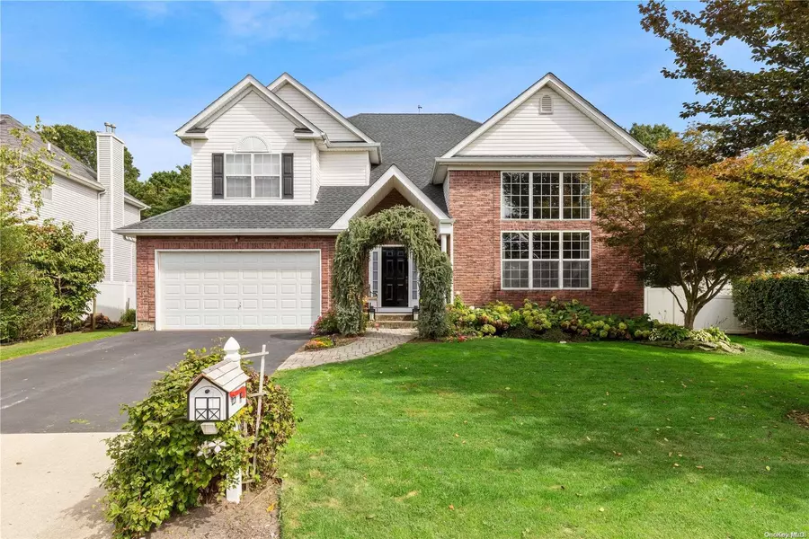 60 Blueberry Ridge DR, Holtsville, NY 11742