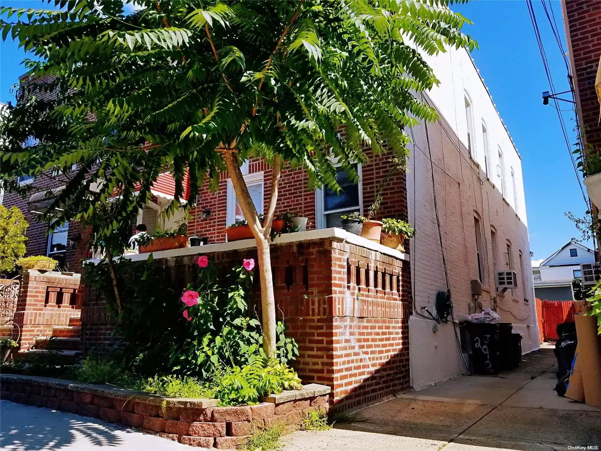 Middle Village, NY 11379,69-63 74th ST